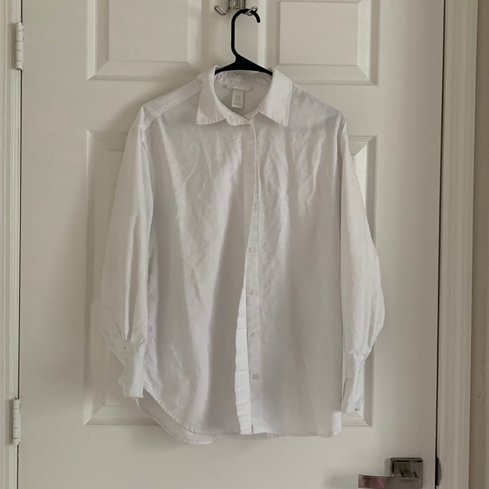 Oversized, white buttoned shirt. Extra small but runs big.